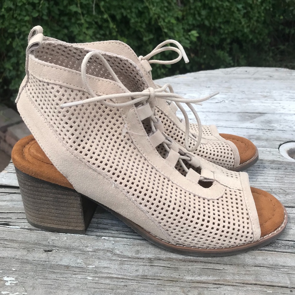 LIQUIDATION SALE! NEW BEARPAW Vienna Lace-Up Sandal
